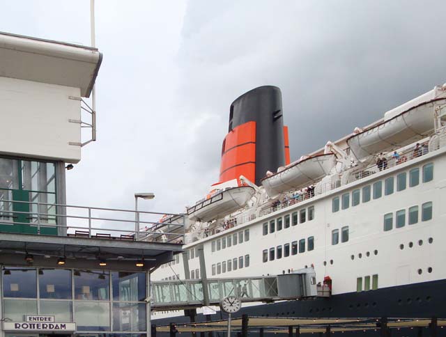 Cruiseschip ms Queen Elizabeth II van Cunard Line aan de Cruise Terminal Rotterdam